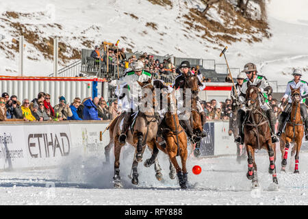 L'équipe 'Badrutts Palace' et l'équipe 'Azerbaijan' pendant le match de la coupe du monde de la Polo de neige 2019, à St Moritz, en Suisse Banque D'Images