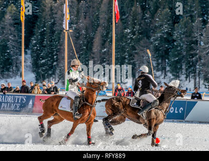 L'équipe 'Badrutts Palace' et l'équipe 'Azerbaijan' pendant le match de la coupe du monde de la Polo de neige 2019, à St Moritz, en Suisse Banque D'Images