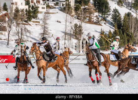 L'équipe 'Badrutts Palace' et l'équipe 'Azerbaijan' pendant le match de la coupe du monde de la Polo de neige 2019, à St Moritz, en Suisse Banque D'Images