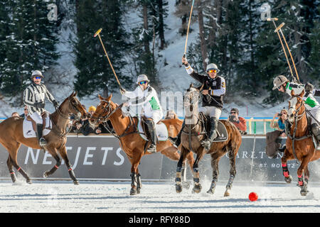 L'équipe 'Badrutts Palace' et l'équipe 'Azerbaijan' pendant le match de la coupe du monde de la Polo de neige 2019, à St Moritz, en Suisse Banque D'Images