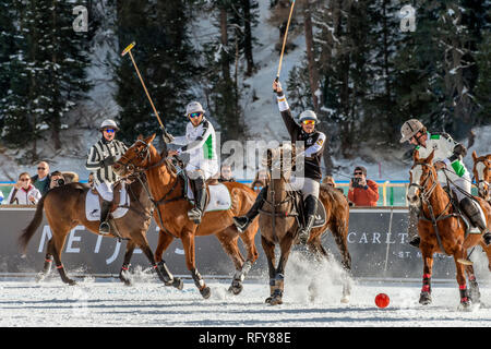 L'équipe 'Badrutts Palace' et l'équipe 'Azerbaijan' pendant le match de la coupe du monde de la Polo de neige 2019, à St Moritz, en Suisse Banque D'Images