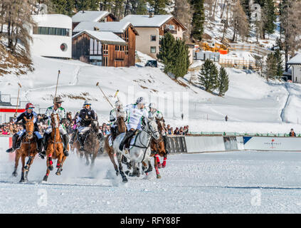 L'équipe 'Badrutts Palace' et l'équipe 'Azerbaijan' pendant le match de la coupe du monde de la Polo de neige 2019, à St Moritz, en Suisse Banque D'Images