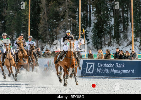 L'équipe 'Badrutts Palace' et l'équipe 'Azerbaijan' pendant le match de la coupe du monde de la Polo de neige 2019, à St Moritz, en Suisse Banque D'Images