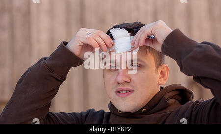Blessure au crâne avec Suture, fils de couture craniectomy postopératoire avec beaucoup d'agrafes, de la technologie médicale la couture. Banque D'Images