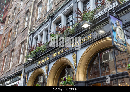 Panneau de pub de la taverne Deacon Brodies sur le Royal Mile dans le centre-ville d'Édimbourg, Écosse, Royaume-Uni janvier 2019 Banque D'Images