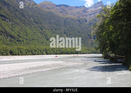Avec les gens de la rivière Dart dans la distance qui n'rafting le long de la rivière, île du Sud, Nouvelle-Zélande