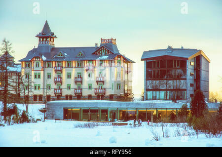 Hôtel Strbske Pleso, dans les Hautes Tatras, République Slovaque. Scène au coucher du soleil. Maison de vacances d'hiver. Destination de voyage. Beauté photo filtre. Banque D'Images