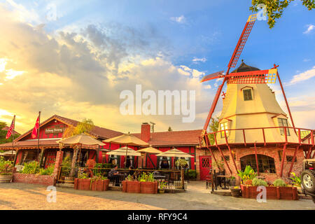 Solvang, Californie, États-Unis - 10 août 2018 : moulin pittoresque au coucher du soleil à Santa Ynez Valley, comté de Santa Barbara. Solvang est un Danois Banque D'Images