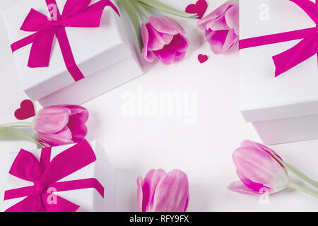 Tulipe rose et blanc fleurs cadeaux et plus de coeurs fond carte blanche border frame avec copie espace isolated on white Valentines Day concept Banque D'Images