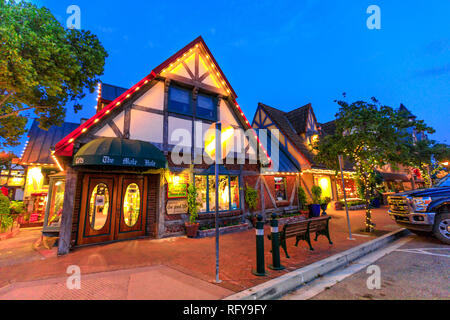 Solvang, Californie, États-Unis - 10 août 2018 : village danois en Californie éclairés en soirée.L'architecture typique de Solvang, célèbre Banque D'Images