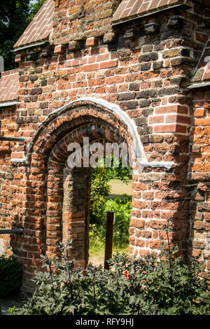Arche en brique rouge avec gable que l'accès à l'hôtel Tudor jardin clos à l'Évêché de Fulham, London Banque D'Images