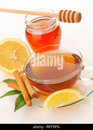 Plateau en verre tasse avec du miel, citron et cannelle Banque D'Images