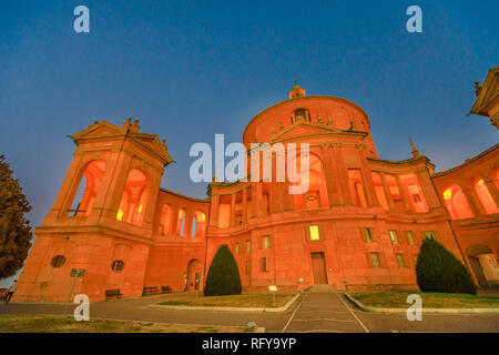 Cour intérieure du sanctuaire de la Madonna di San Luca illuminé de blue hour. La façade centrale de la basilique de San Luca à Bologne, Emilie-Romagne Banque D'Images