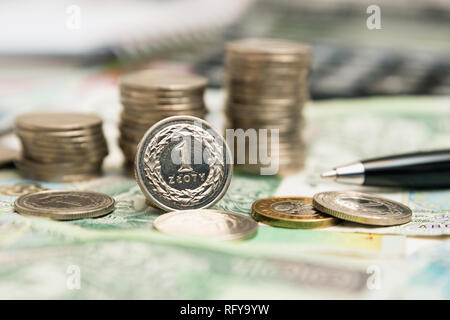 Devise polonaise, pile de pièces de monnaie polonaise. La pièce 1 zloty est au premier plan. Concept d'affaires et financiers Banque D'Images