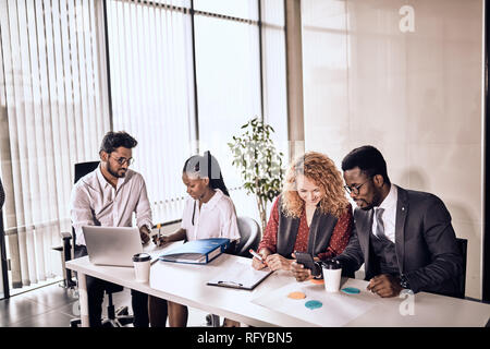 Bureau gens travaillent en groupe Banque D'Images