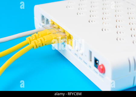 Accueil routeur sans fil avec des câbles Ethernet branché, Close up Banque D'Images