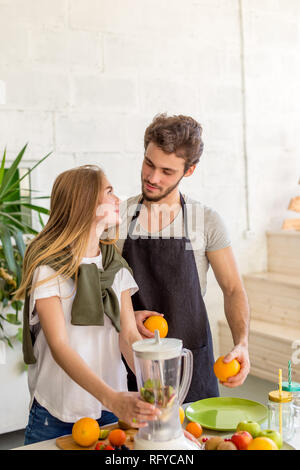 Les jeunes s'amusent pendant la cuisson Banque D'Images