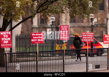 Londres, Angleterre - le 24 janvier 2019. Brexit partisans et ceux contre l'Angleterre de quitter l'Union européenne afficher des signes en face de la maison d'Angleterre o Banque D'Images