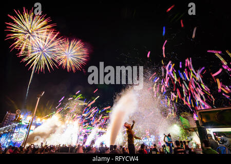 Regarder la foule ,ballons d'artifice et fête de fin d'année. Ballons multicolores et confettis dans la ville festival compte à rebours. Photo flou de mouvement Banque D'Images