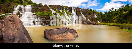 Panorama de la magnifique cascade Pongour situé près de Dalat, Vietnam Banque D'Images