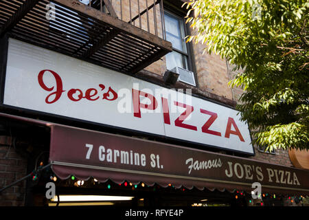 NEW YORK, USA - 30 août 2017 : Détail de la Joe's Pizza restaurant de New York. Il bien connu sur l'établissement pizza Carmine Street à Greenwich Vi Banque D'Images