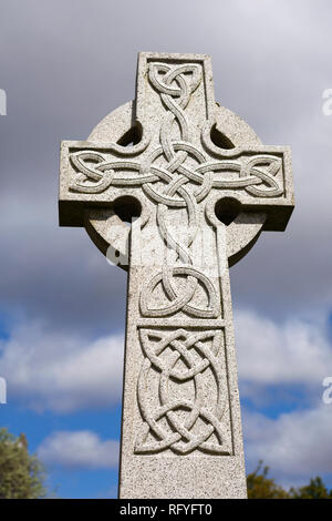 Croix celtique sur le monument aux morts, Rhu, Argyll, Scotland Banque D'Images