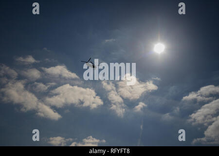 Hélicoptère Chinook survolant la côte sud de Sussex de l'Ouest sur une journée de printemps ensoleillée Banque D'Images