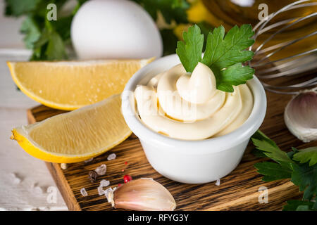 Sauce Mayonnaise et ingrédients sur blanc. Close up. Banque D'Images