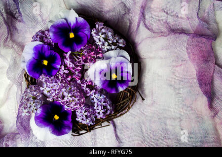 Arrangement de fleurs violet pourpre sur Vue de dessus textile Banque D'Images