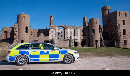 Répondre à l'appel de police 999 à Slains Castle près de la baie de Cruden, Aberdeenshire, Scotland, UK. Banque D'Images