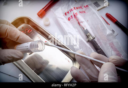 Tests de scientifique examine arme blanche de la criminalité dans un laboratoire, conceptual image Banque D'Images