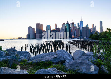 Un magnifique coucher de soleil au-dessus de Manhattan - Vue de Brooklyn Park Banque D'Images