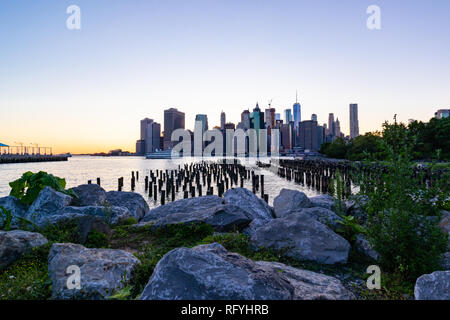 Un magnifique coucher de soleil au-dessus de Manhattan - Vue de Brooklyn Park Banque D'Images