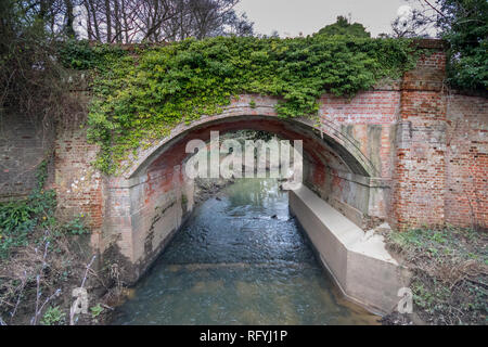 Le pont sur la rivière Rother neat l'ancienne gare ferroviaire, Petworth, West Sussex, UK Banque D'Images