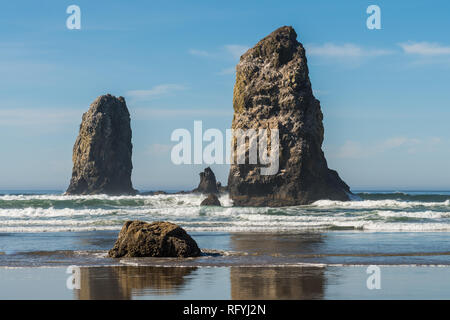 Vagues se brisant sur les roches verticales en saillie Cannon Beach, Oregon, USA. Banque D'Images