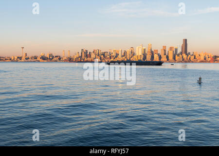 Elliott Bay, la baie de Seattle, le coucher du soleil la lumière sur gratte-ciel du centre-ville en arrière-plan, Washington, USA Banque D'Images