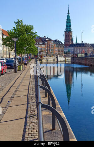 27 juin 2018- Nybrogade Street, Copenhague : Nikolaj tower reflète dans l'eau Banque D'Images