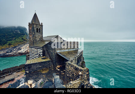 Église Saint Pierre à Porto Venere en jour de pluie, de l'Italie. Banque D'Images