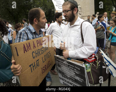 Les manifestants Pro-Israel rally près de Columbus Circle à New York pour soutenir Israël pendant la crise israélo-palestinienne, août1, 2014. Banque D'Images