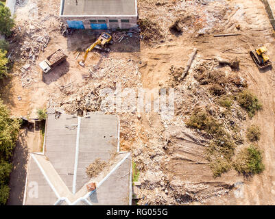 Site de démolition avec la construction industrielle machines. destruction de l'ancien bâtiment. Vue aérienne Banque D'Images