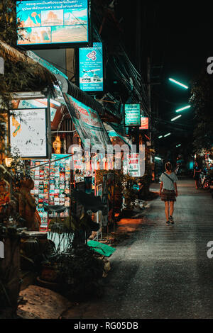 Chiang Mai, Thaïlande, 12.16.18 : Hipster girl de marcher seul dans les rues. Certaines entreprises sont encore ouvertes. Banque D'Images