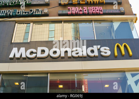 Séoul, Corée du Sud - circa 2017 MAI : restaurant McDonald à Séoul. McDonald's est un hamburger américain et restauration rapide de la chaîne. Banque D'Images