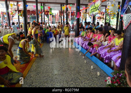 BANGKOK, THAÏLANDE-AVRIL 16,2017 : célèbre le Festival de Songkran dans le Thai-Mon Bangkradi au style, Temple, bangkuntien, doté d''un magnifique para Banque D'Images