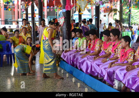 BANGKOK, THAÏLANDE-AVRIL 16,2017 : célèbre le Festival de Songkran dans le Thai-Mon Bangkradi au style, Temple, bangkuntien, doté d''un magnifique para Banque D'Images