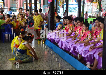 BANGKOK, THAÏLANDE-AVRIL 16,2017 : célèbre le Festival de Songkran dans le Thai-Mon Bangkradi au style, Temple, bangkuntien, doté d''un magnifique para Banque D'Images