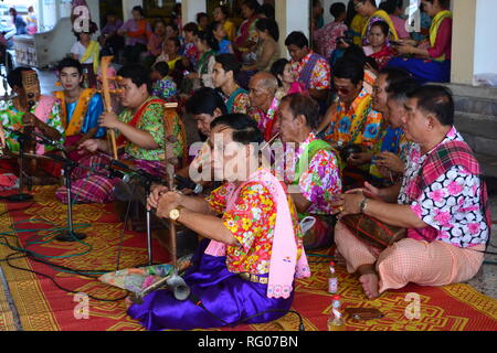 BANGKOK, THAÏLANDE-AVRIL 16,2017 : célèbre le Festival de Songkran dans le Thai-Mon Bangkradi au style, Temple, bangkuntien, tue la musique, c'est un groupe composé Banque D'Images