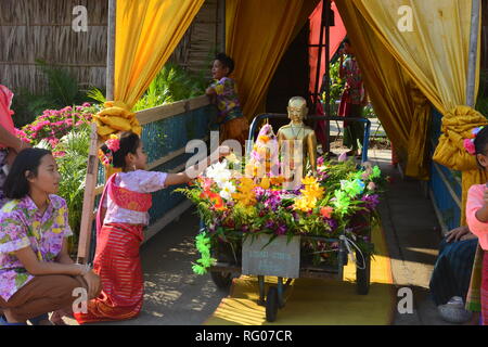 BANGKOK, THAÏLANDE-AVRIL 16,2017 : célèbre le Festival de Songkran dans le Thai-Mon Bangkradi au style, Temple, bangkuntien, de l'eau couler à Bouddha stat Banque D'Images