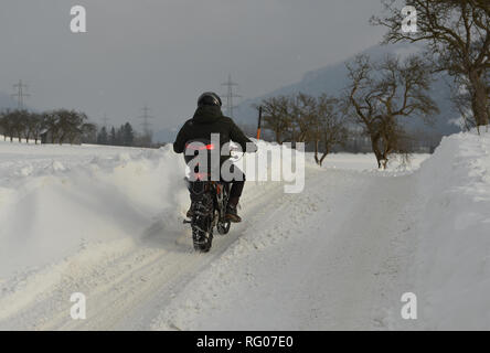 Moto avec chaînes à neige Banque D'Images