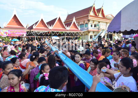 BANGKOK, THAÏLANDE-AVRIL 16,2017 : célèbre le Festival de Songkran dans le Thai-Mon Bangkradi au style, Temple, bangkuntien, de l'eau couler à Bouddha stat Banque D'Images