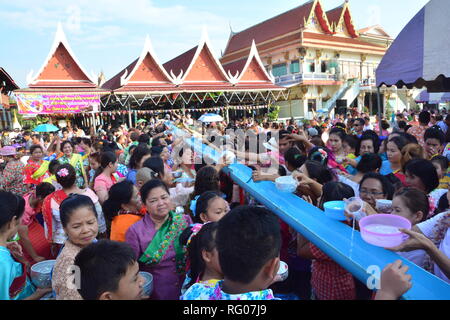 BANGKOK, THAÏLANDE-AVRIL 16,2017 : célèbre le Festival de Songkran dans le Thai-Mon Bangkradi au style, Temple, bangkuntien, de l'eau couler à Bouddha stat Banque D'Images